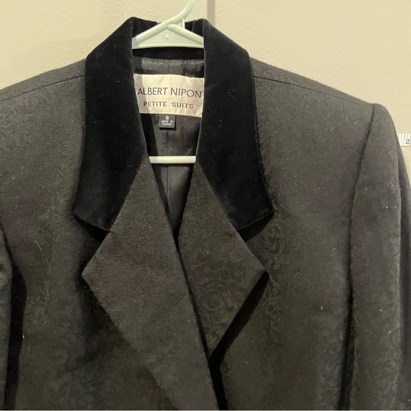 Albert Nipon Women’s Suit Jacket in Black, Velvet Collar, Button Detail - Picture 6 of 9